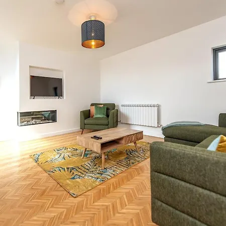 בית נופש Modern Luxury -four Bed House