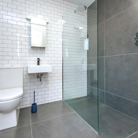 Modern Luxury -four Bed House Holiday home