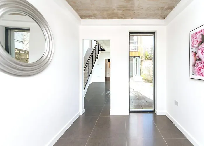 Dom wakacyjny Modern Luxury -four Bed House *